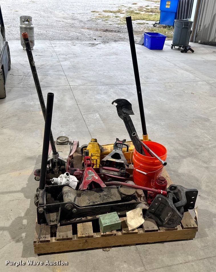 image for item EM2412 Assorted tools