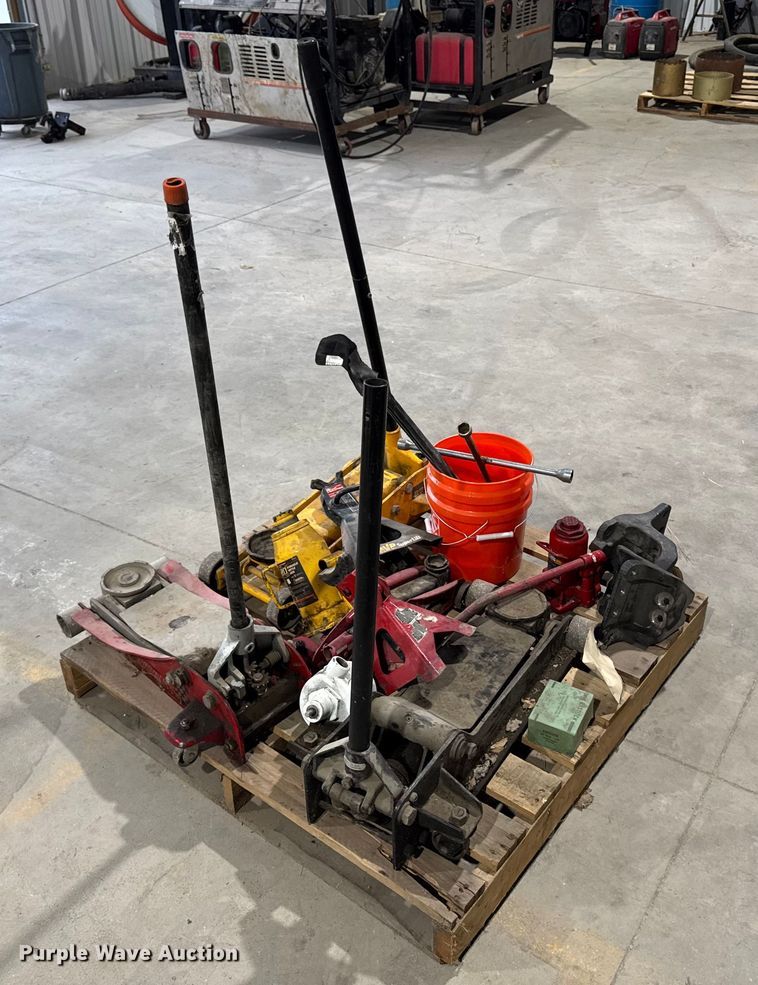 image for item EM2412 Assorted tools