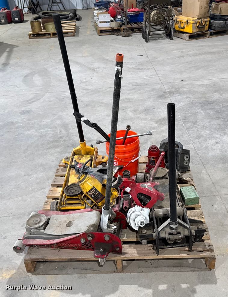 image for item EM2412 Assorted tools