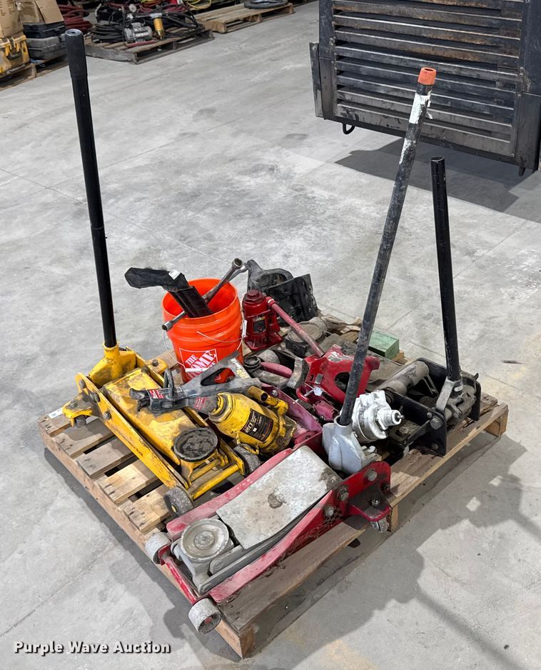 image for item EM2412 Assorted tools