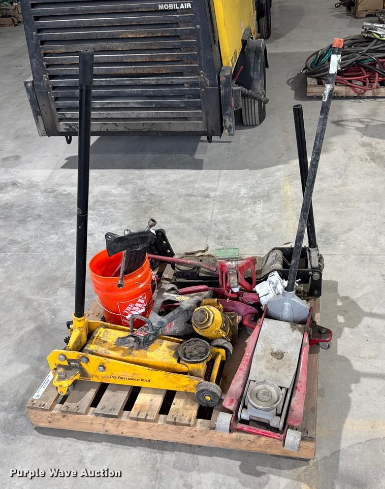 image for item EM2412 Assorted tools