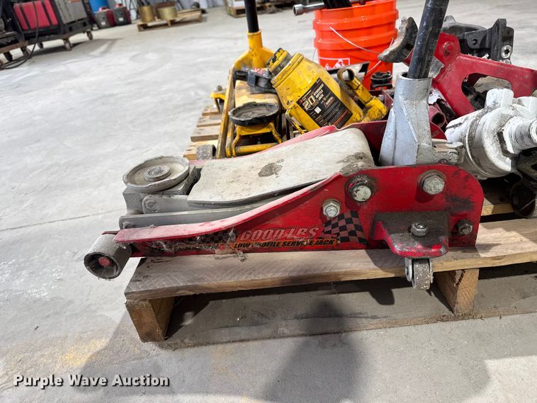 image for item EM2412 Assorted tools