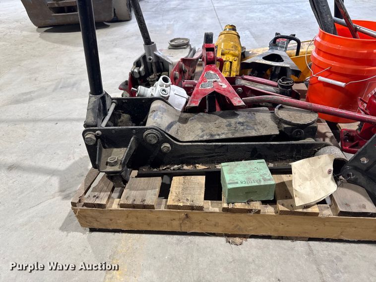 image for item EM2412 Assorted tools