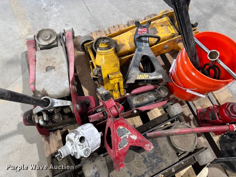 image for item EM2412 Assorted tools