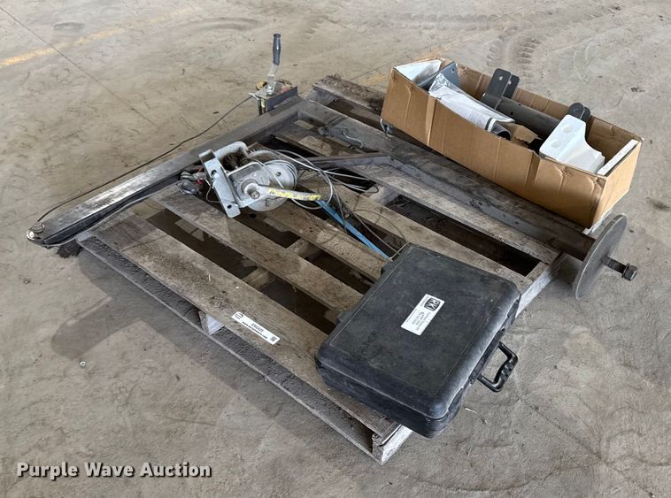 image for item EM2425 Assorted tools