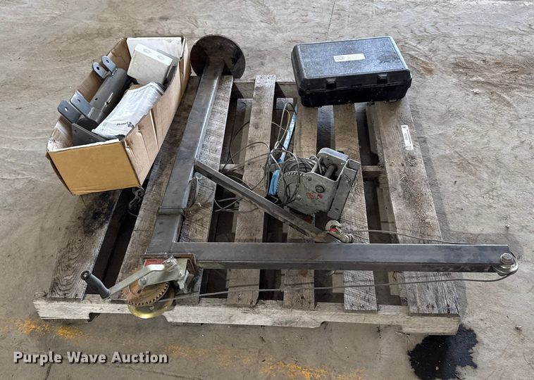 image for item EM2425 Assorted tools