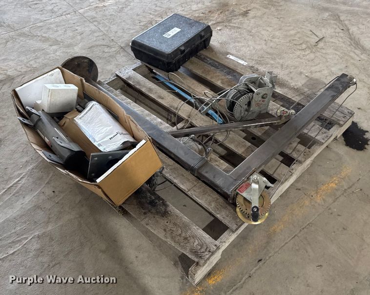 image for item EM2425 Assorted tools