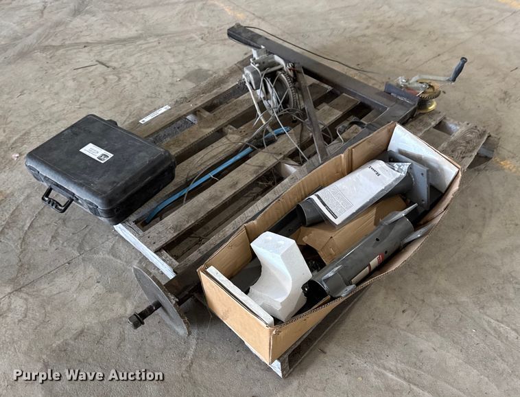 image for item EM2425 Assorted tools