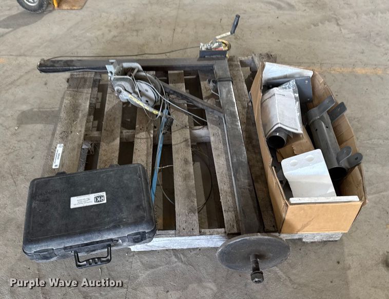 image for item EM2425 Assorted tools