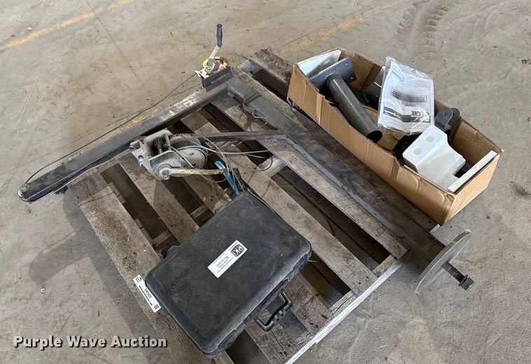 image for item EM2425 Assorted tools