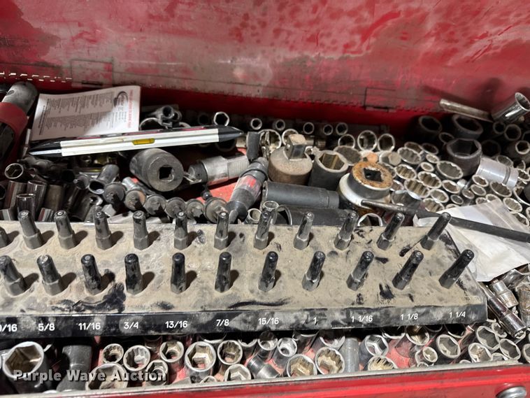 image for item EM2427 Assorted tools