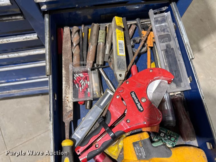 image for item EM2427 Assorted tools