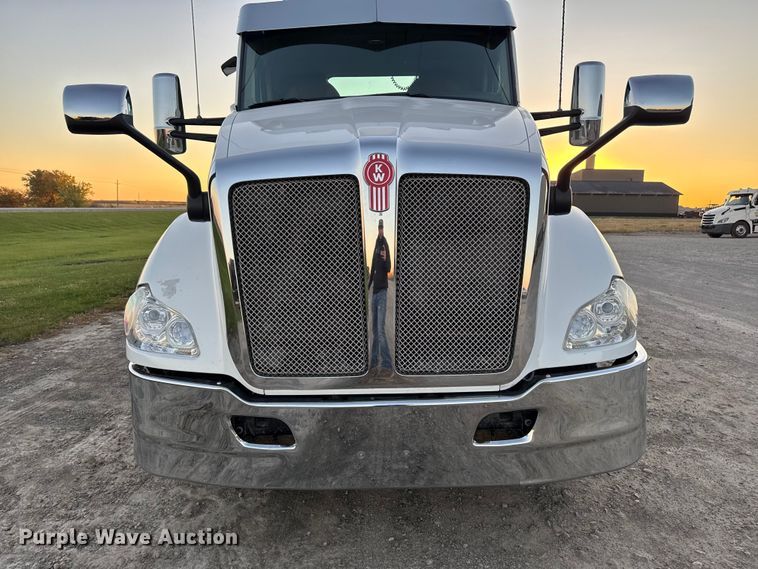 image for item EM2450 2016 Kenworth T680 semi truck