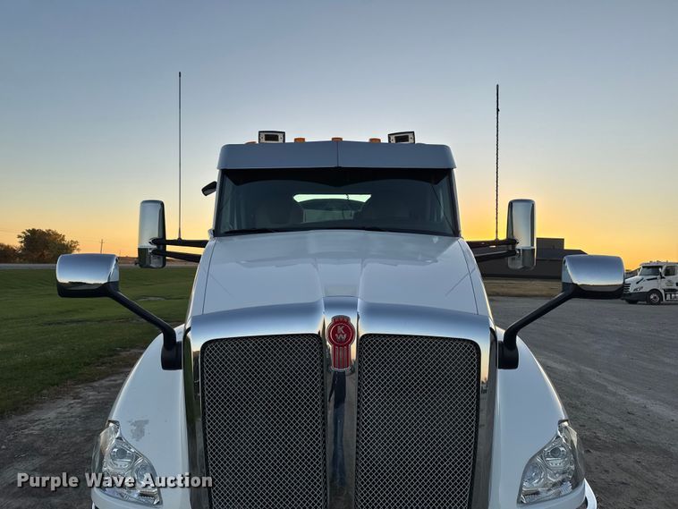 image for item EM2450 2016 Kenworth T680 semi truck