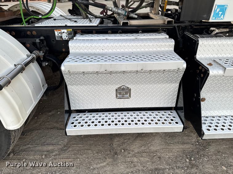 image for item EM2450 2016 Kenworth T680 semi truck