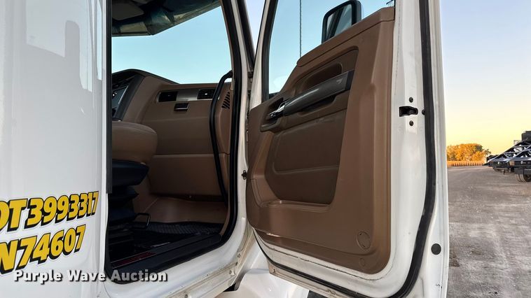 image for item EM2450 2016 Kenworth T680 semi truck