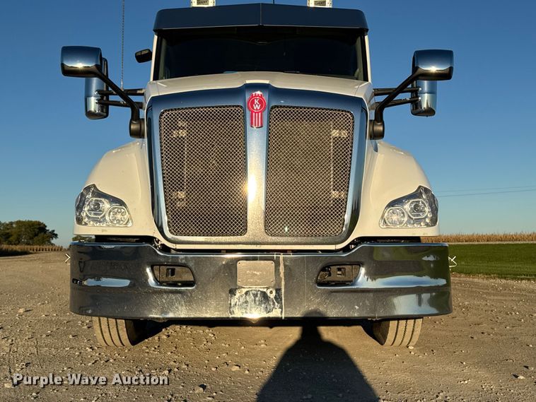 image for item EM2452 2016 Kenworth T680 semi truck