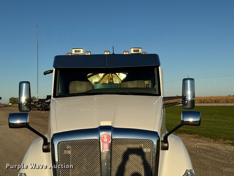 image for item EM2452 2016 Kenworth T680 semi truck
