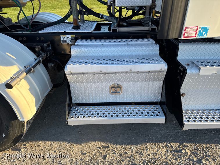 image for item EM2452 2016 Kenworth T680 semi truck