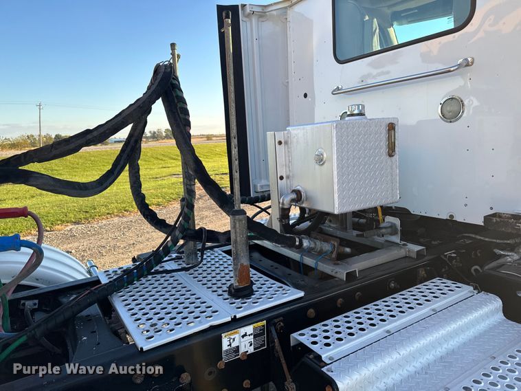 image for item EM2452 2016 Kenworth T680 semi truck