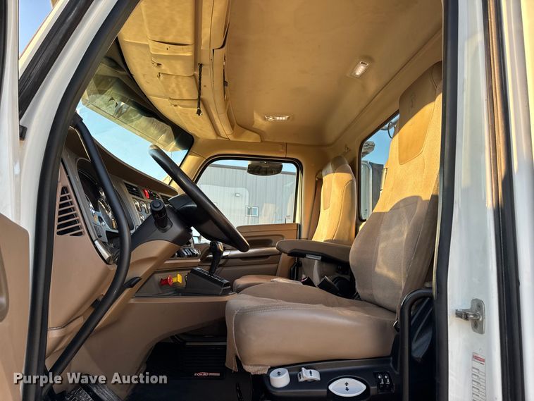 image for item EM2452 2016 Kenworth T680 semi truck