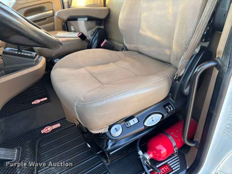 image for item EM2452 2016 Kenworth T680 semi truck