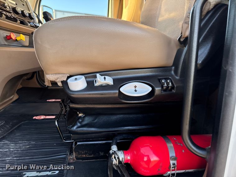 image for item EM2452 2016 Kenworth T680 semi truck