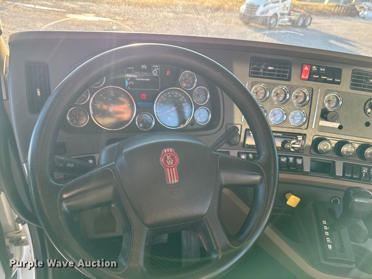image for item EM2452 2016 Kenworth T680 semi truck