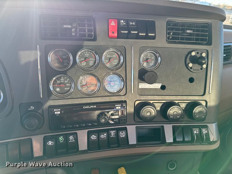 image for item EM2452 2016 Kenworth T680 semi truck