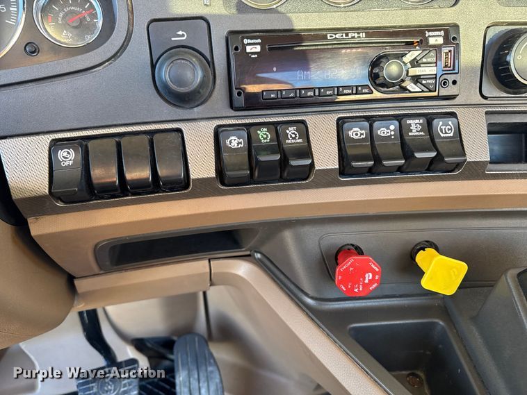 image for item EM2452 2016 Kenworth T680 semi truck