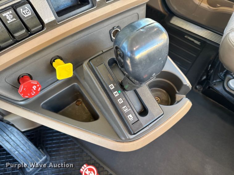 image for item EM2452 2016 Kenworth T680 semi truck