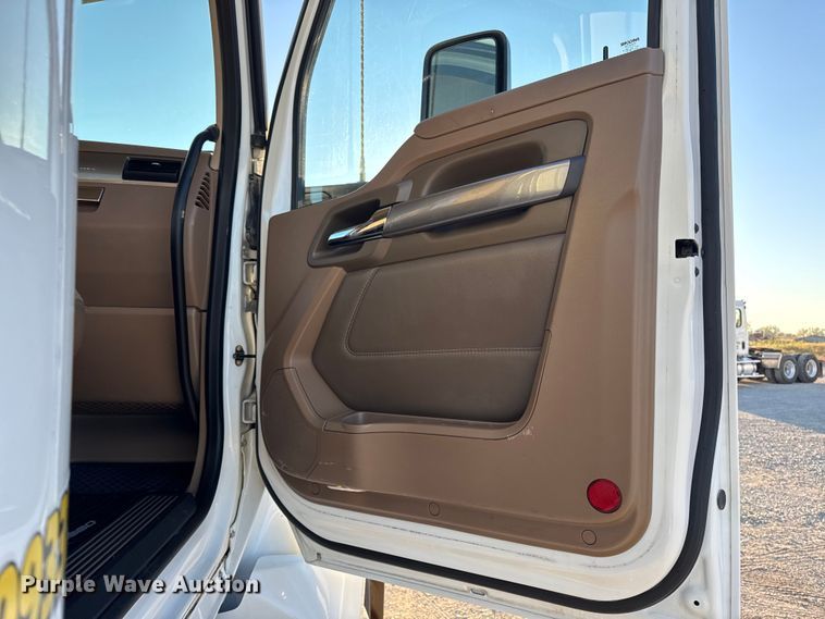 image for item EM2452 2016 Kenworth T680 semi truck