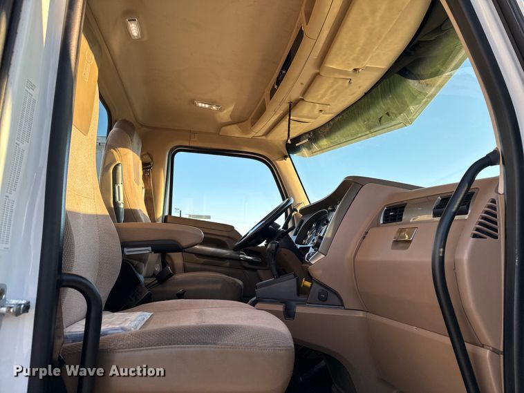 image for item EM2452 2016 Kenworth T680 semi truck