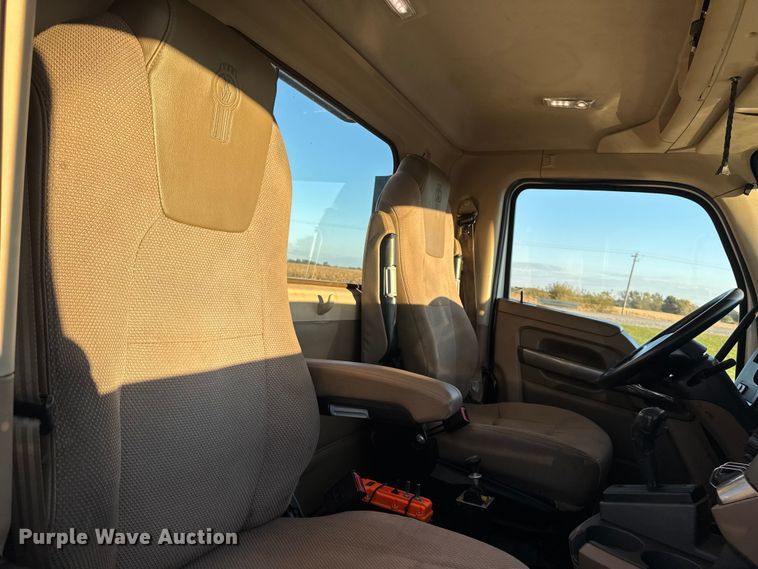 image for item EM2452 2016 Kenworth T680 semi truck