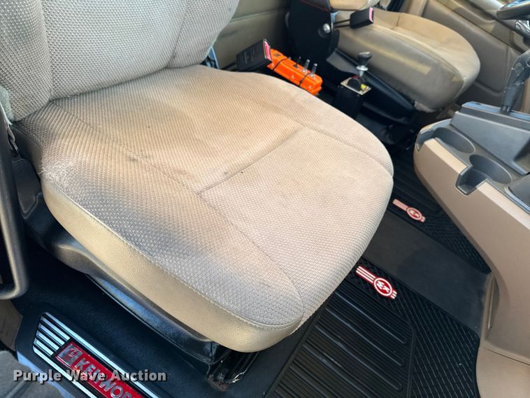 image for item EM2452 2016 Kenworth T680 semi truck