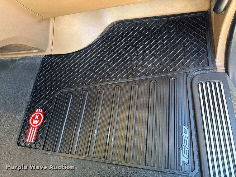 image for item EM2452 2016 Kenworth T680 semi truck