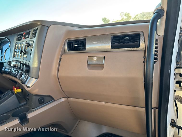 image for item EM2452 2016 Kenworth T680 semi truck