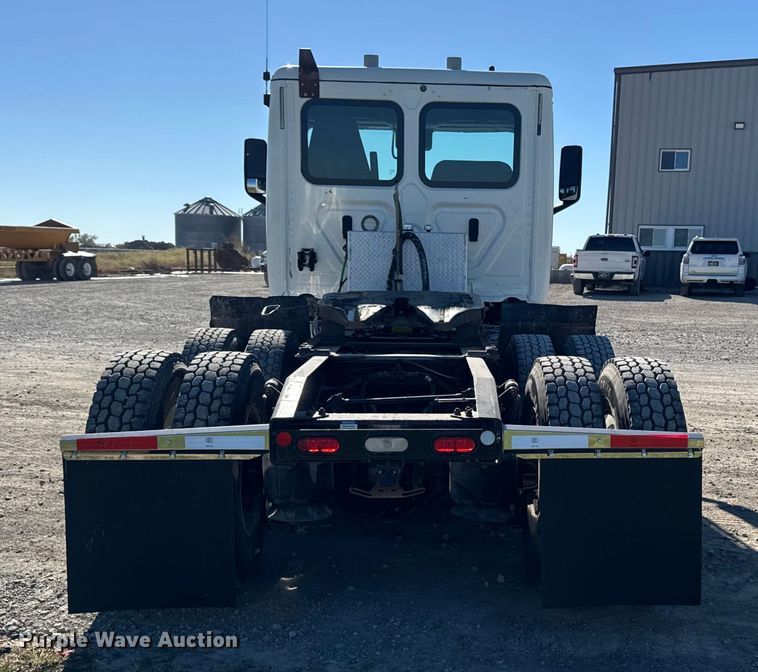 image for item EM2465 2021 Freightliner Cascadia 126 semi truck