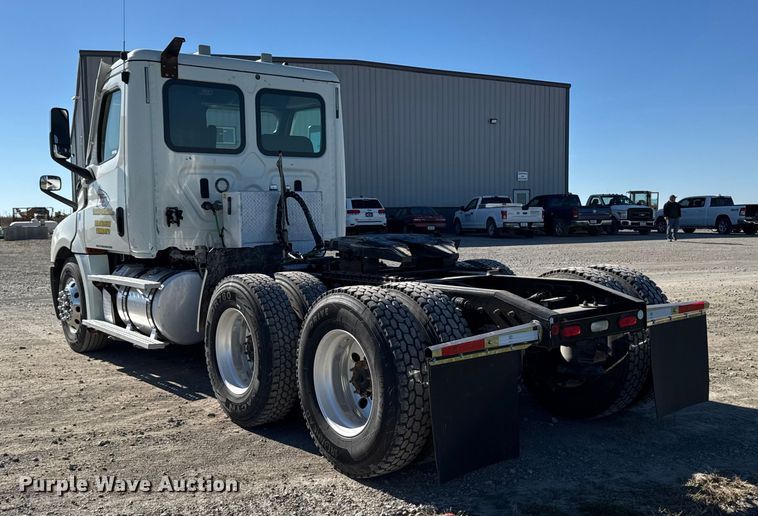 image for item EM2465 2021 Freightliner Cascadia 126 semi truck