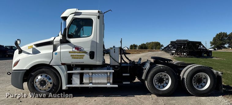 image for item EM2465 2021 Freightliner Cascadia 126 semi truck