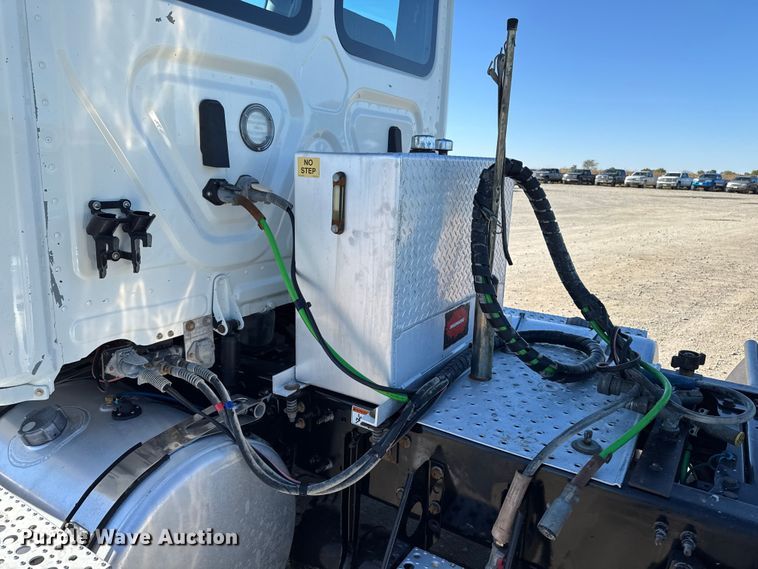 image for item EM2465 2021 Freightliner Cascadia 126 semi truck