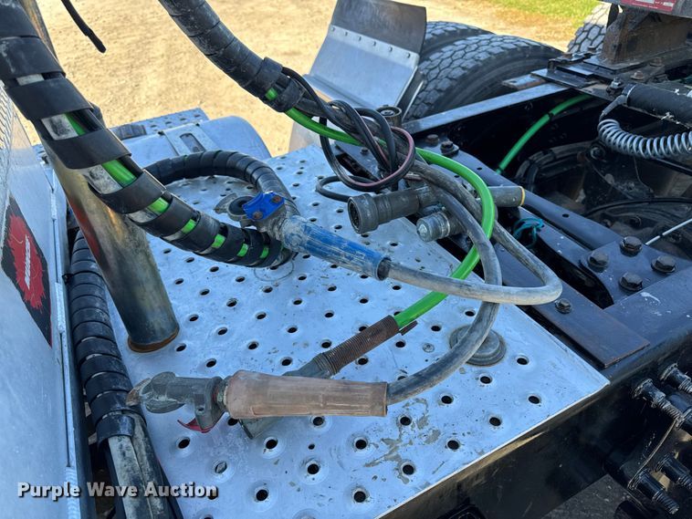 image for item EM2465 2021 Freightliner Cascadia 126 semi truck