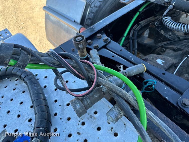 image for item EM2465 2021 Freightliner Cascadia 126 semi truck