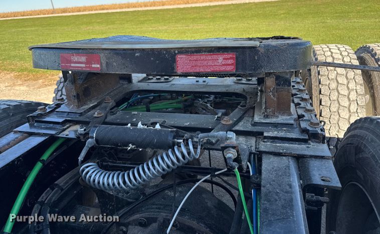 image for item EM2465 2021 Freightliner Cascadia 126 semi truck