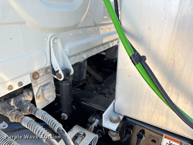 image for item EM2465 2021 Freightliner Cascadia 126 semi truck