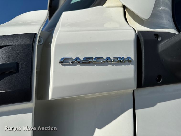 image for item EM2465 2021 Freightliner Cascadia 126 semi truck