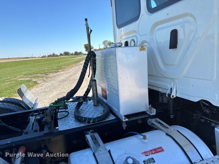 image for item EM2465 2021 Freightliner Cascadia 126 semi truck