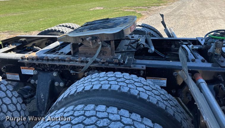 image for item EM2465 2021 Freightliner Cascadia 126 semi truck