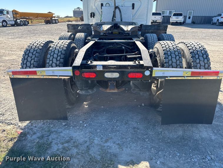 image for item EM2465 2021 Freightliner Cascadia 126 semi truck