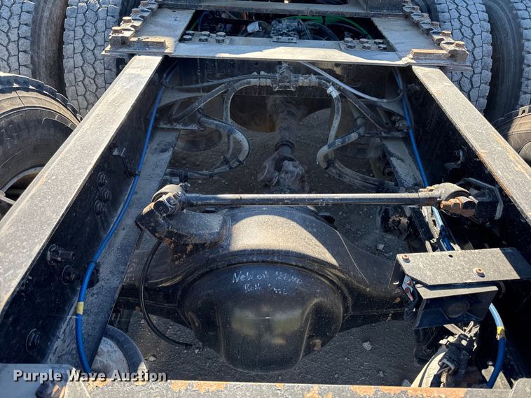 image for item EM2465 2021 Freightliner Cascadia 126 semi truck